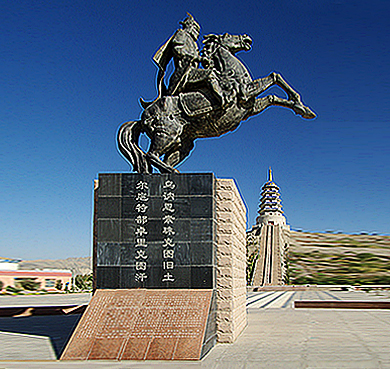 巴音郭楞州-库尔勒市-东归广场（渥巴锡汗像·东归纪念塔）·龙山公园（观景台）风景区